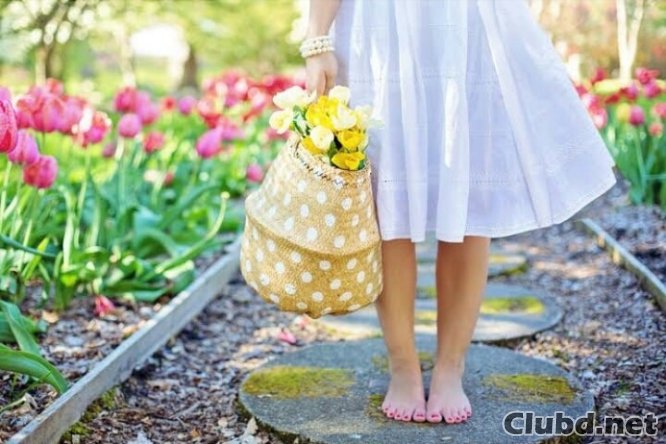 Garota em um vestido com uma cesta de flores 94% Foto