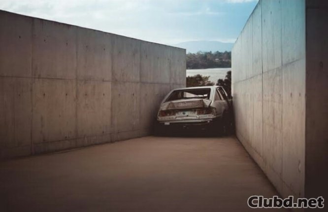 The car is stuck between the walls - picture