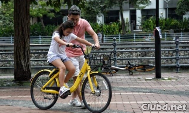 Padre enseña a hija a andar en bicicleta Picture