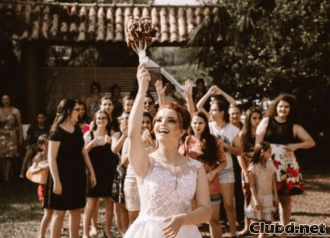 La novia lanza un ramo a sus amigas - imagen