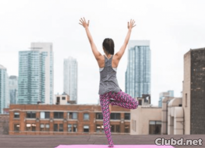 Mädchen macht Yoga auf dem Dach - Bild