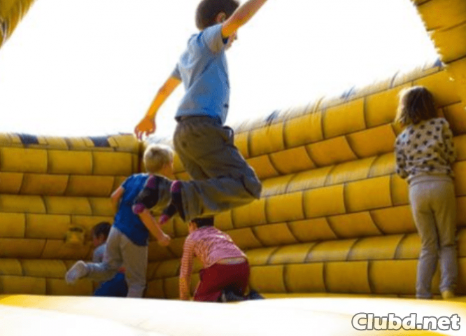 Los niños saltan en una cama elástica inflable - imagen
