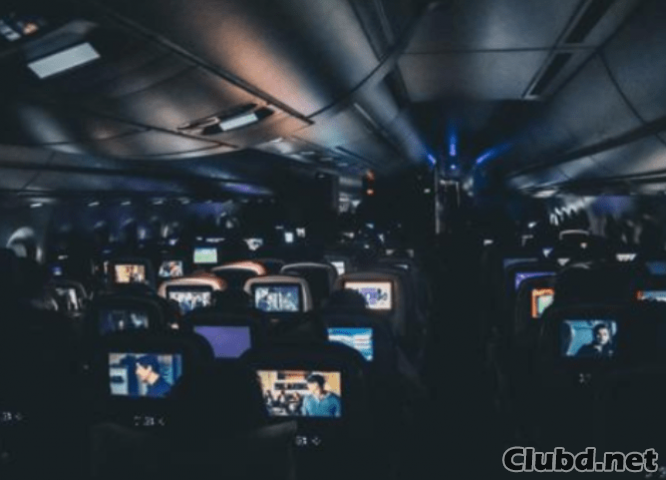 Die Leute schauen sich Filme in einem Flugzeug an - Bild