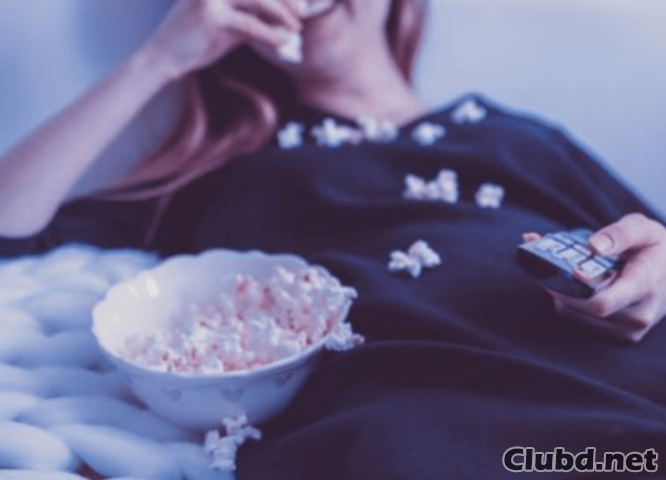 Девушка смотрит кино с попкорном - картинка